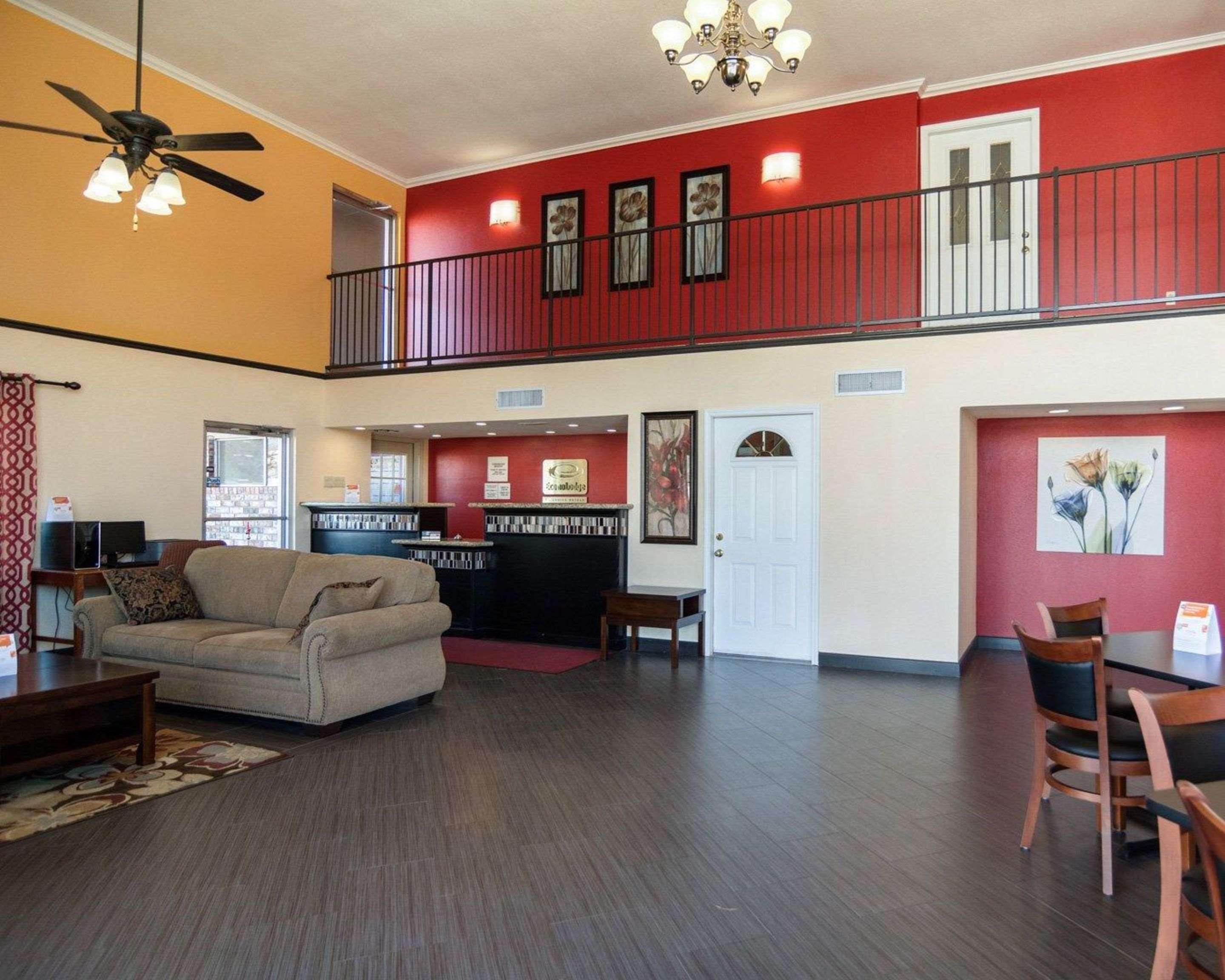 Homestay Inn & Suites Ръселвил Екстериор снимка