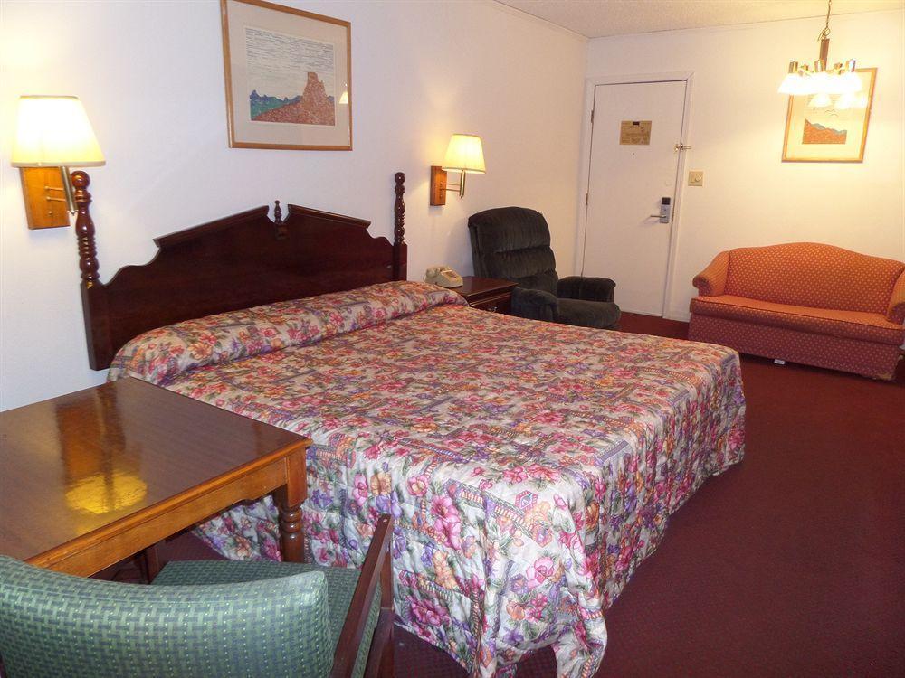 Homestay Inn & Suites Ръселвил Екстериор снимка